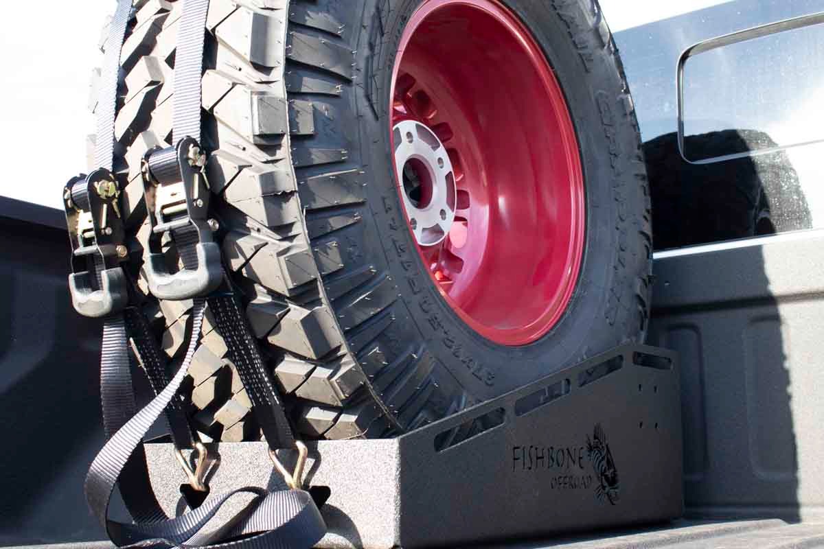 FISHBONE OFFROAD UNIVERSAL IN BED TIRE CARRIER